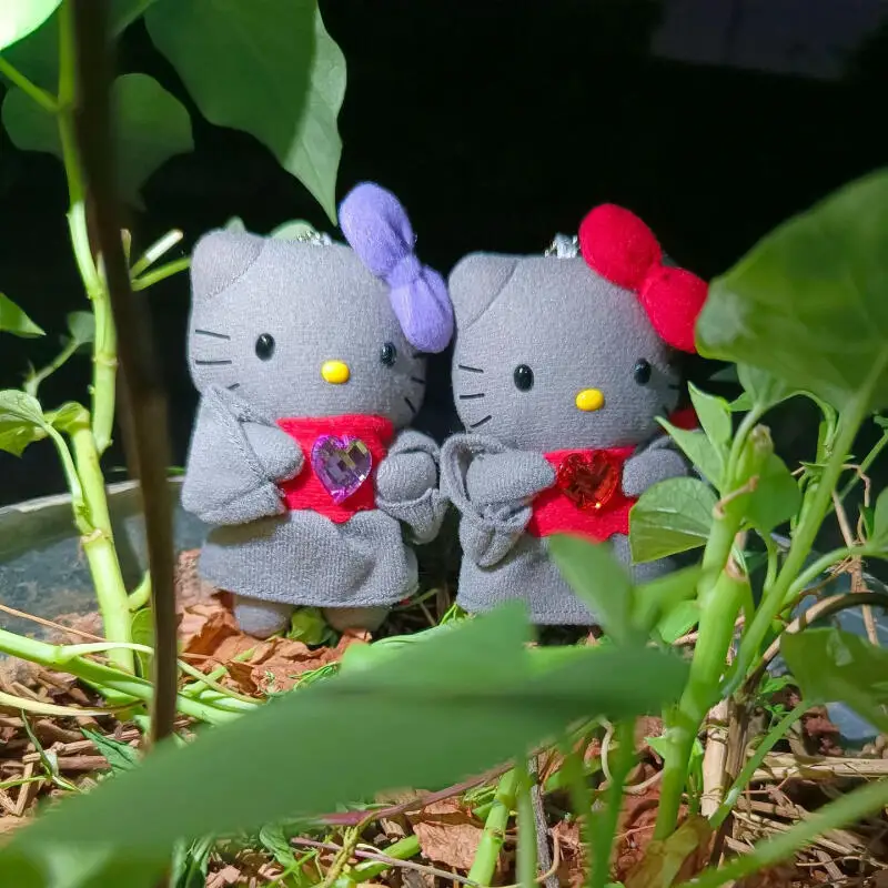 

Love Ksitigarbha Hello Kitty Vintage Sanrio Plush Pendant Embrace The Red Heart Cute Doll Keychain Creative Gray Skin Toys Gifts