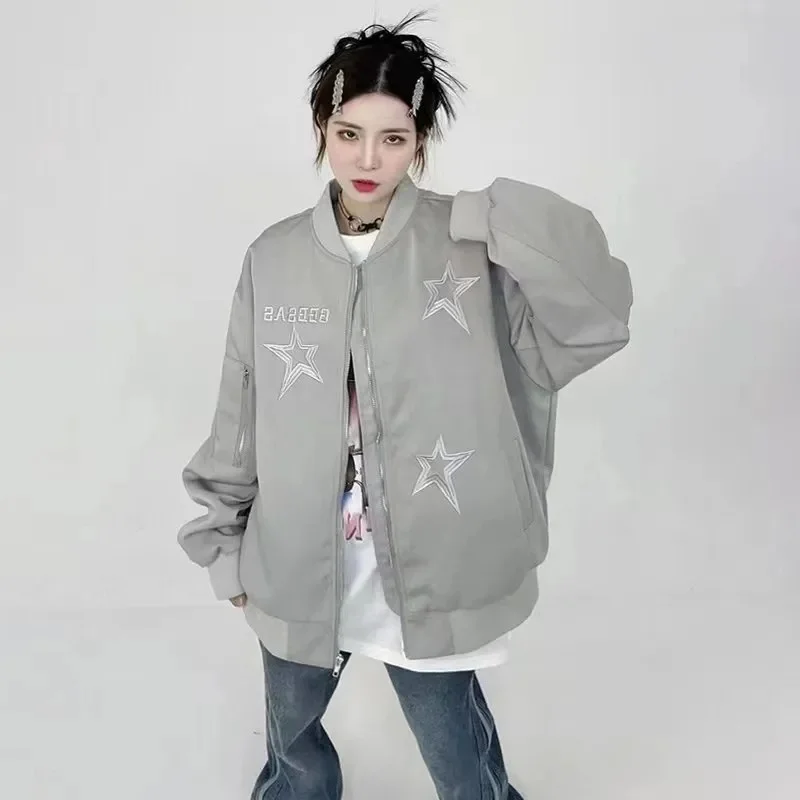 

Куртки женские стильные оливково-зеленые однослойные средней длины ветрозащитные на ватной флисовой подкладке с большими пуговицами на хлопковой подкладке