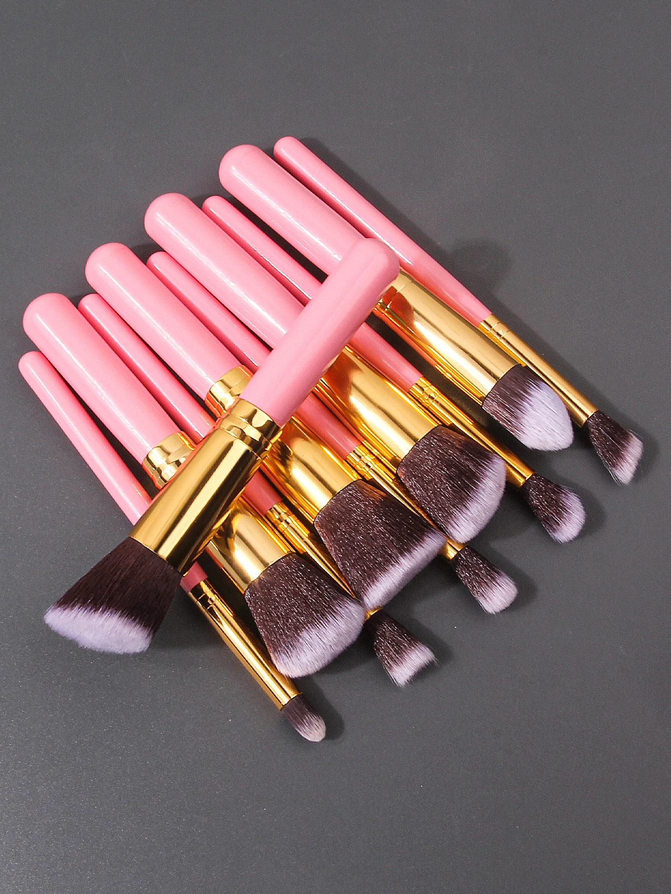 Conjunto de pincéis de maquiagem com cabo de madeira rosa, incluindo pincel de base, pincel de blush, pincel de sombra e pincel de destaque com 10 peças