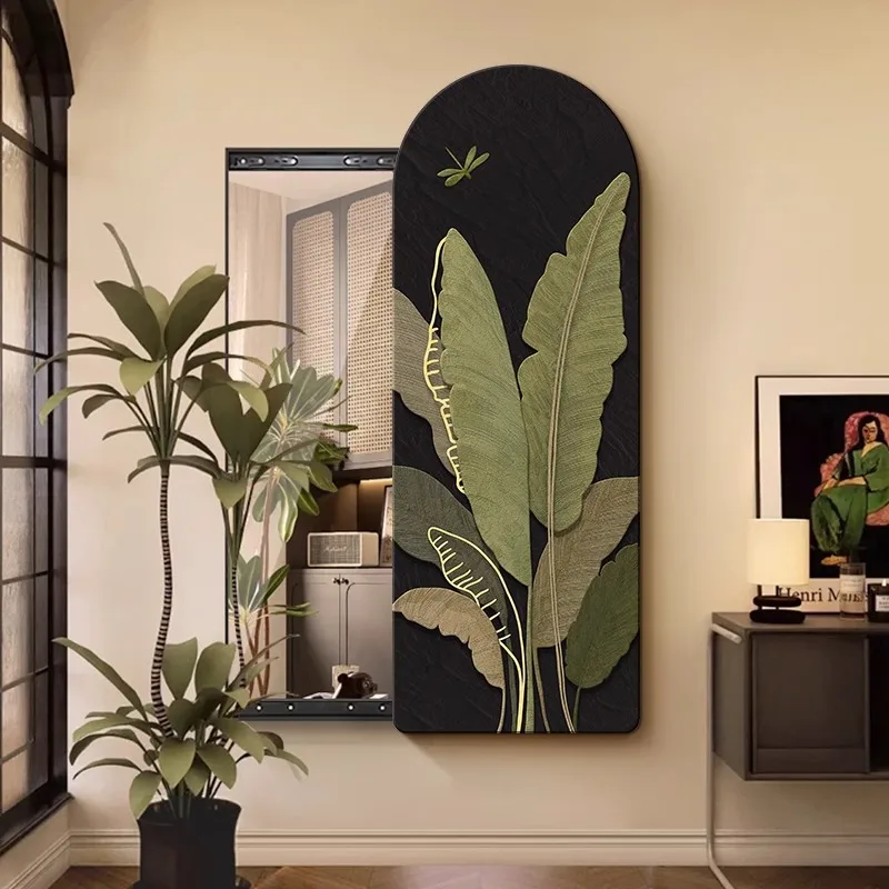 Dekorative Malerei im Wohnzimmer im mittelalterlichen Stil, unsichtbarer Ganzkörperspiegel, versteckter Ganzkörperspiegel