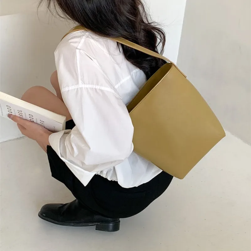 2024 Summer New Fashion Luxury PU Leather Handbag Women Korean Retro Water Bucket Bag Wysokiej jakości proste czarne torby na ramię