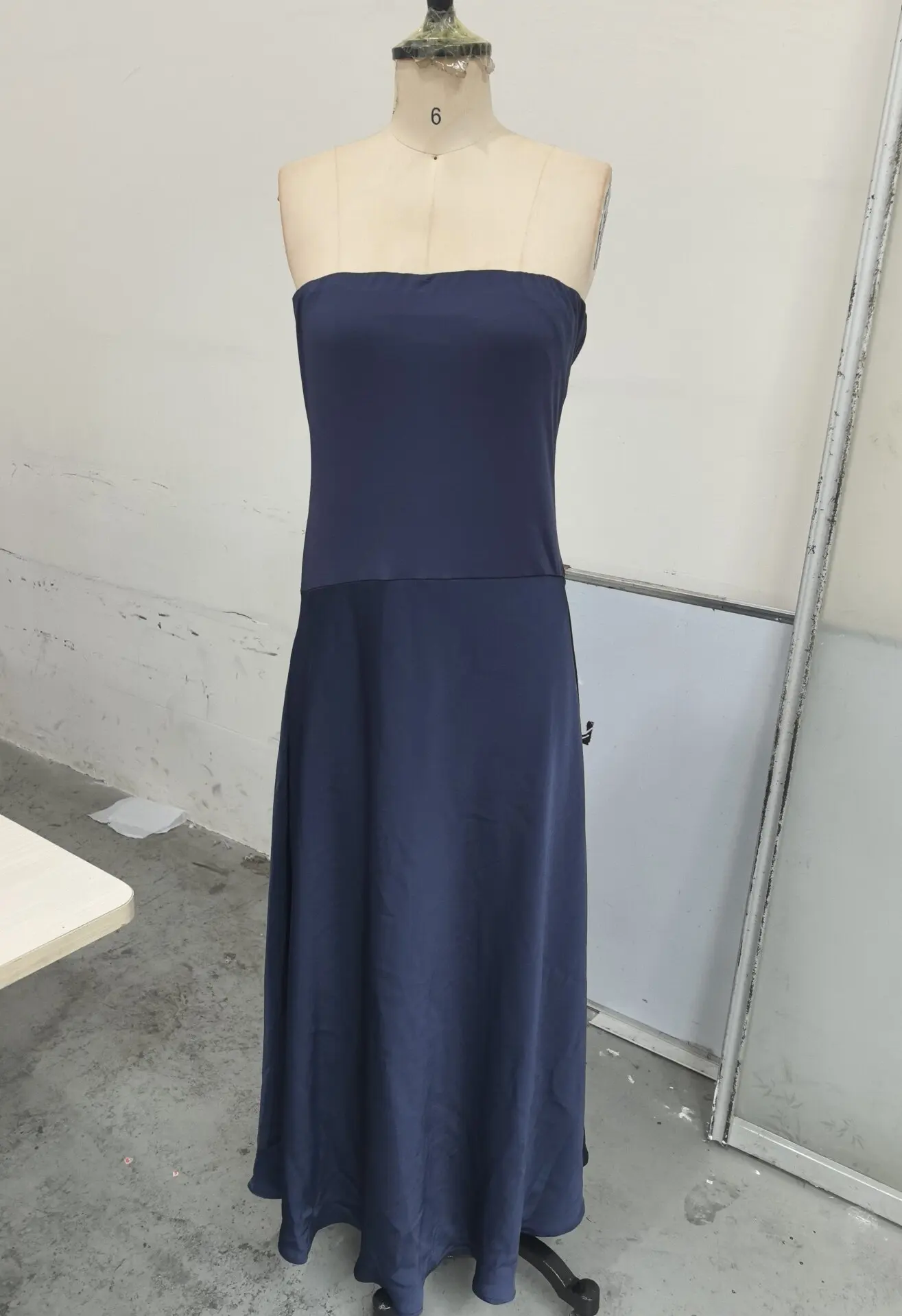 Eleganter dunkelblauer Slim-Fit ärmelloser Robe-Anzug für Damen, modisch, trägerlos, rückenfrei, Mantel, 2-teiliges Set, weibliche Abendparty-Kleidung – Detail 4