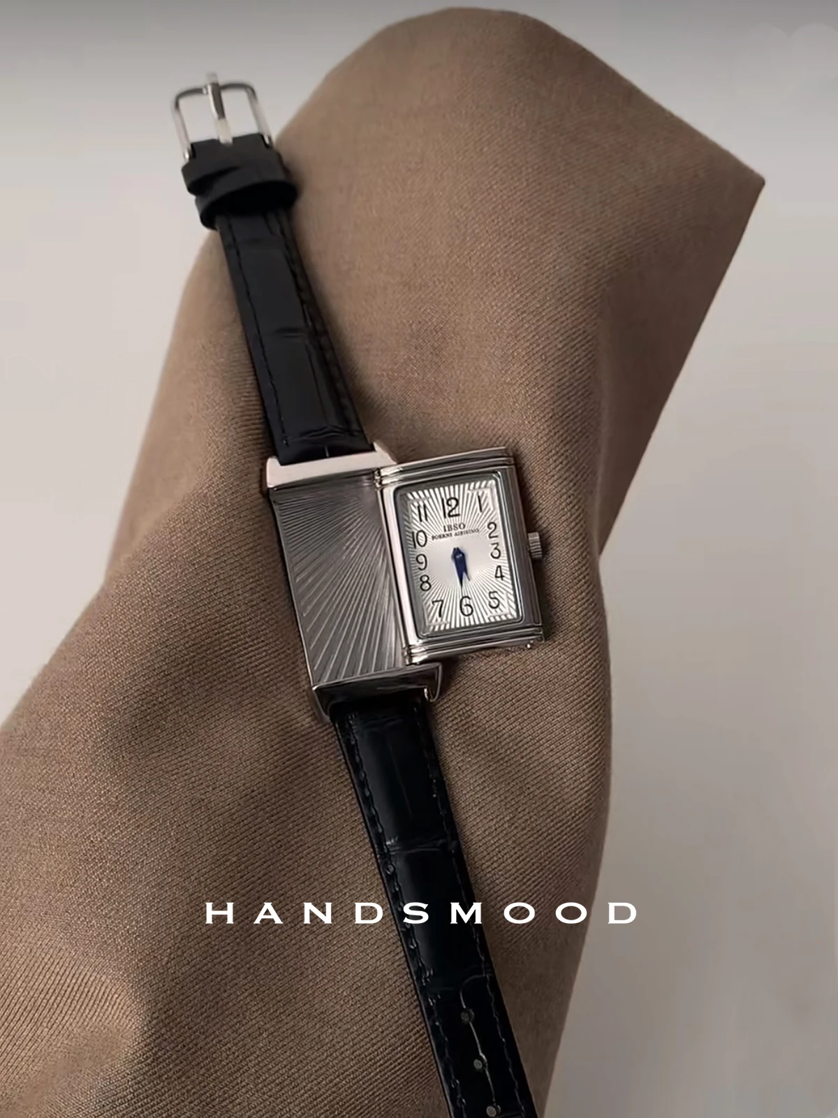 

Exquisite women's wristwatch, silver-black high-end leather quartz watch, stylish and sophisticated women's timepiece.