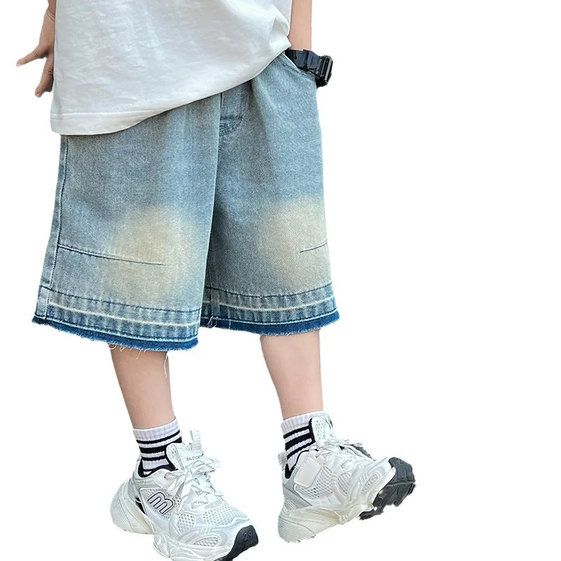 

Детские повседневные брюки 2026: Новые летние джинсы для мальчиков в корейском стиле с необработанным краем и летние шорты для детей