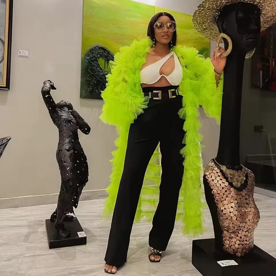 سترات نسائية طويلة من التول بطبقات خضراء وأكمام منتفخة وكشكشة مشذبة سترة نسائية ملابس خارجية