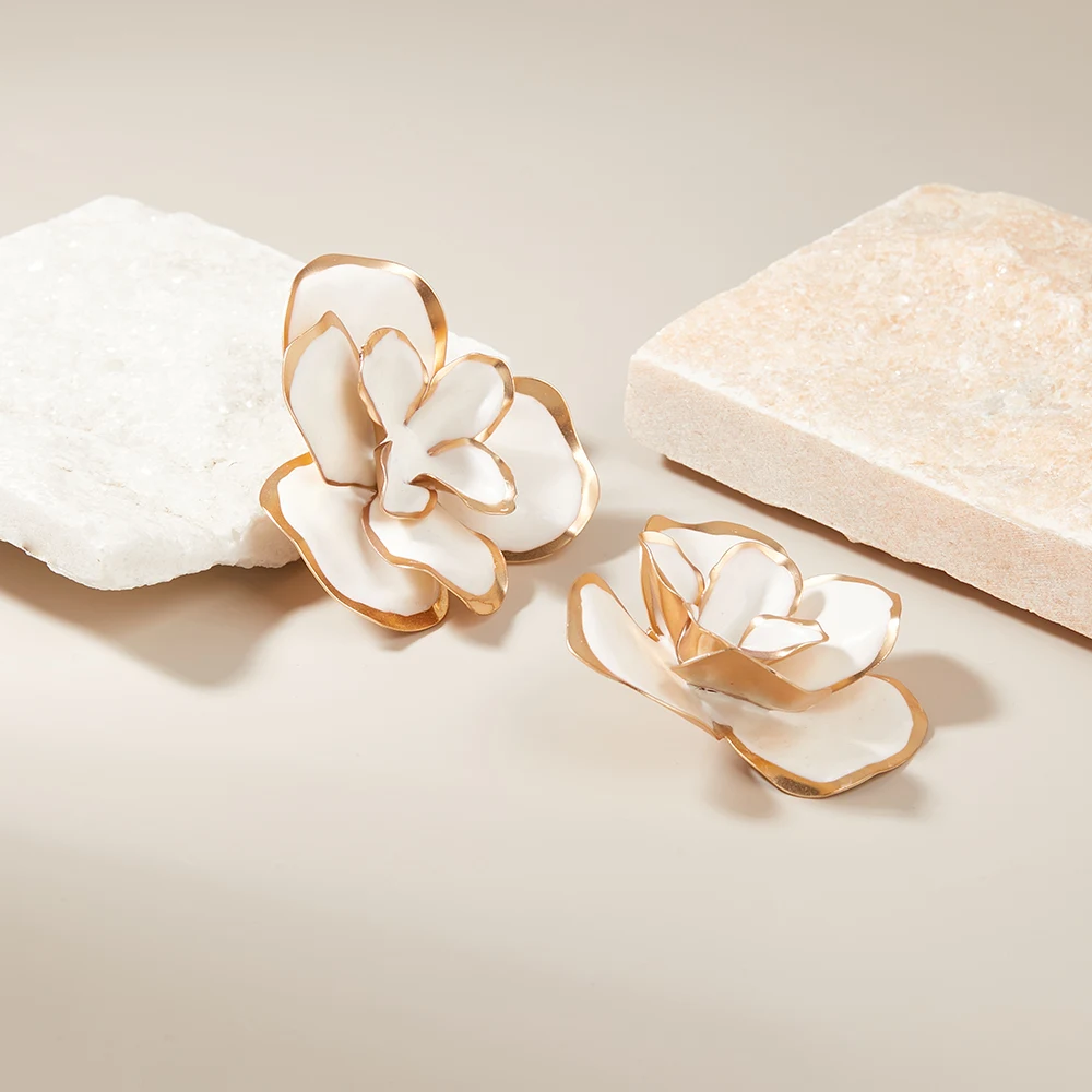 Ladies' Irregular White Flower Earrings Made Of Zinc Alloy Material Fresh And Sweet Earrings Woman