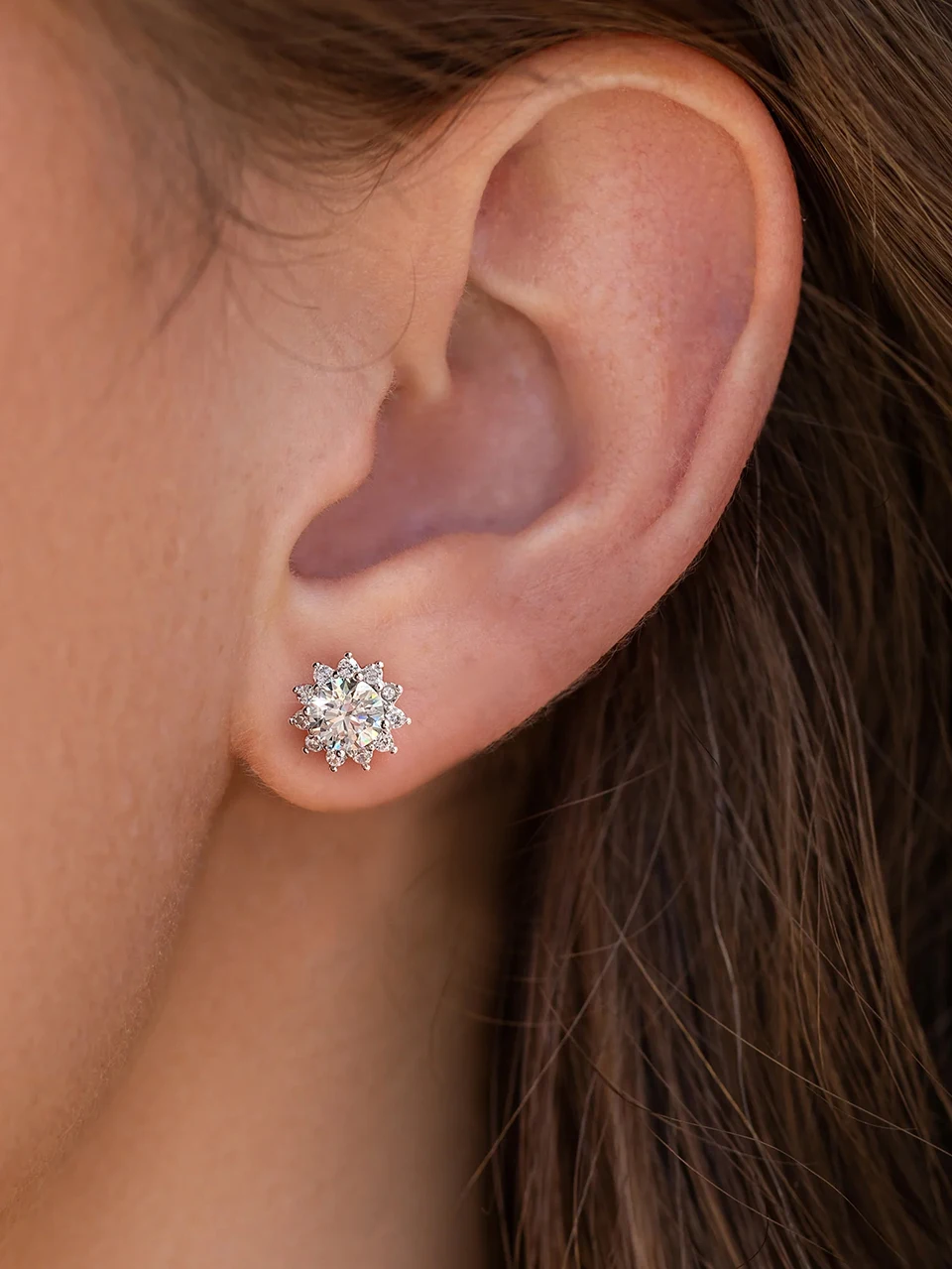 DiamondWorld Funkelnde 0,5 CT Moissanit-Diamant-Halo-Sonnenblumen-Ohrstecker für Damen, 925er Sterlingsilber, Party-Edelschmuck – Detail 6