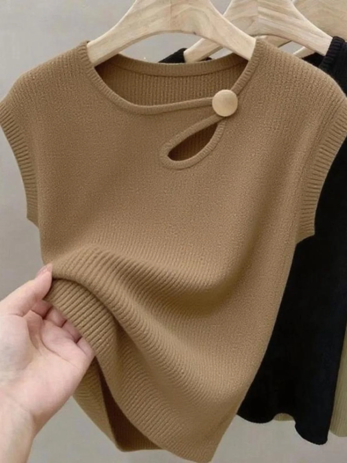 design-sensacional-blusa-feminina-de-malha-vazada-com-manga-curta-gola-redonda-efeito-modelador-e-manga-borboleta-pequena
