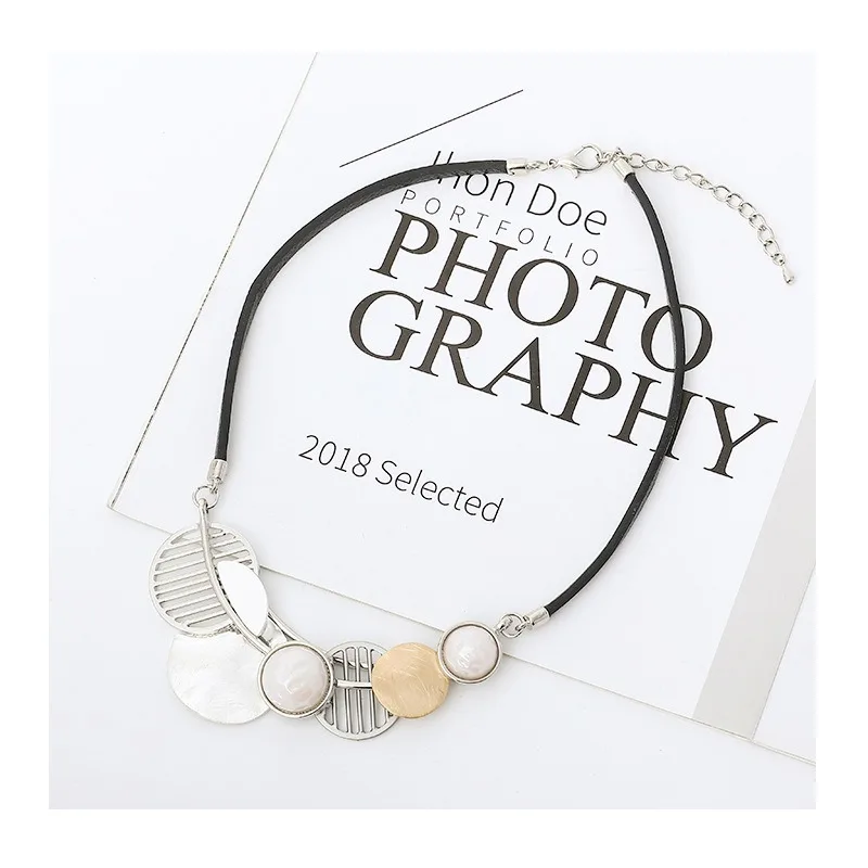 

New Hot Sale Fashion Atmospheric Necklace Women's Geometric Short Contrast Color Alloy Clavicle Necklace