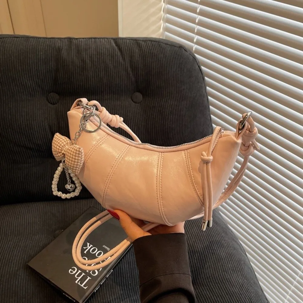 

Elegant Croissant Shoulder Bag Bowknot Pearl Pendant Korean Style Underarm Dumpling Bag Solid Color PU Leather Crossbody Bag