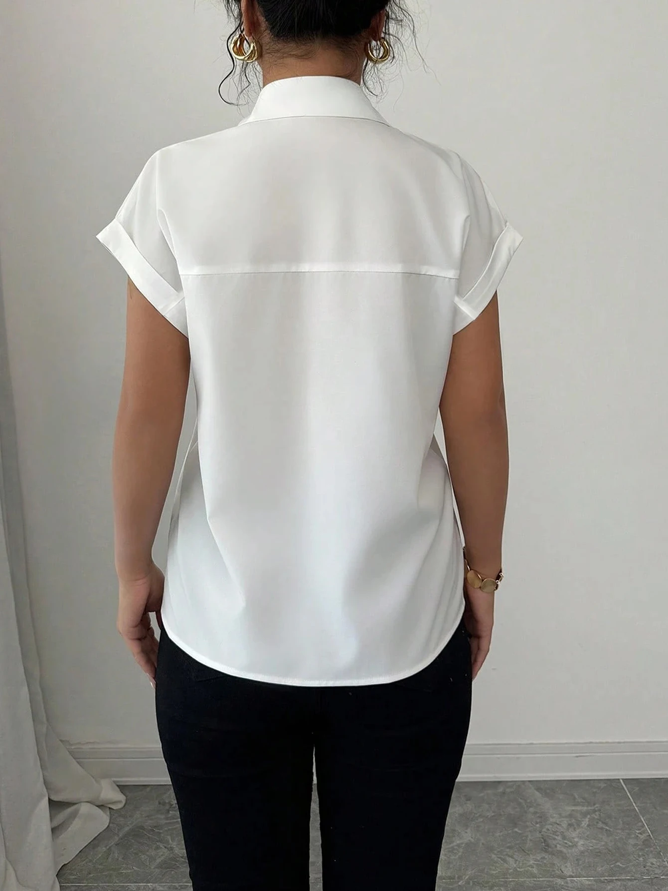 Solid color women's short-sleeved shirt, two pockets on the chest, simple casual shirt, light and loose retro shirt for summer