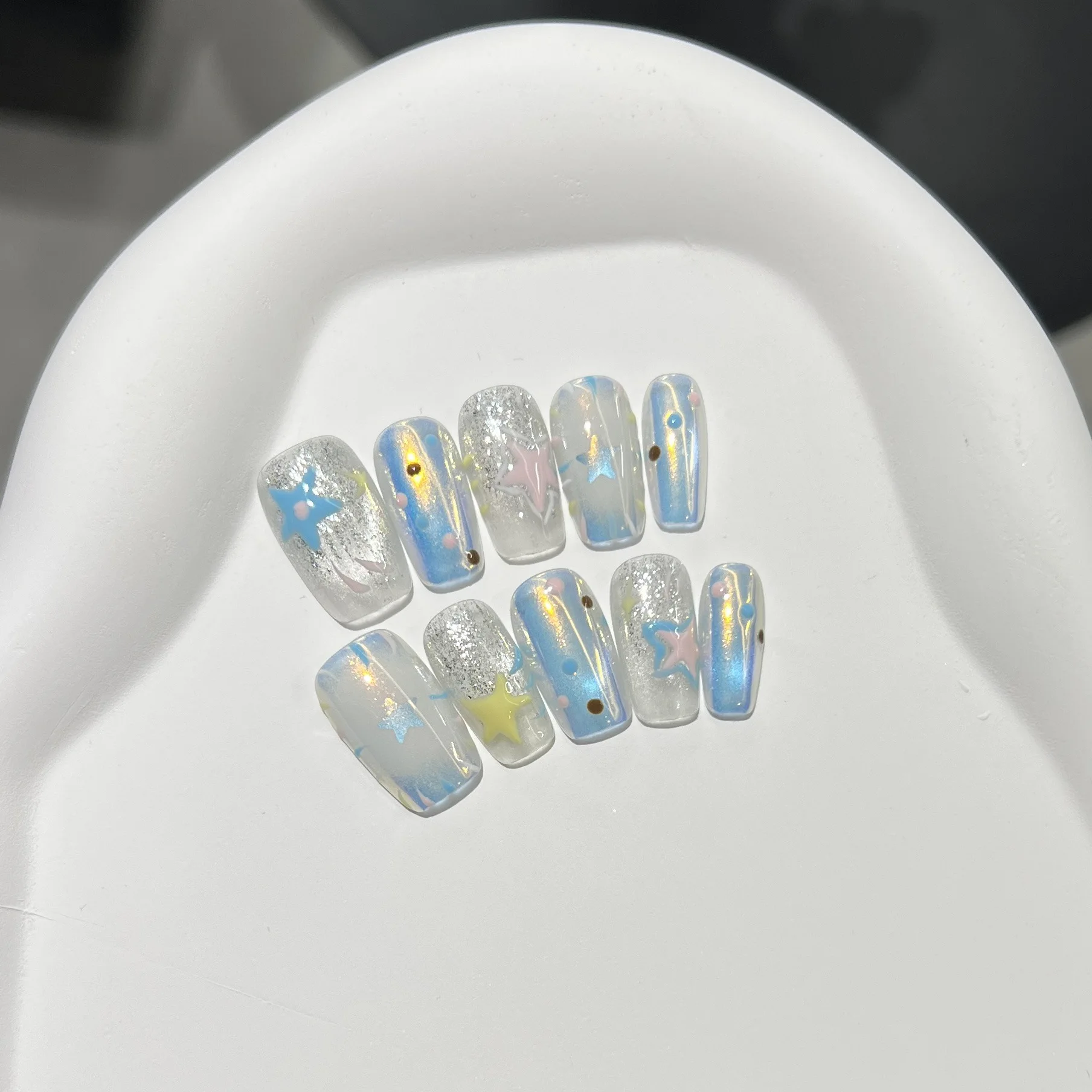 10 SZTUK Średniej Długości Paznokci do Noszenia Ręcznie Malowane Puderowy Róż Motyl Ręcznie Malowane Magiczne Lustrzane Naklejki na Paznokcie Zdejmowane Sztuczne Paznokcie