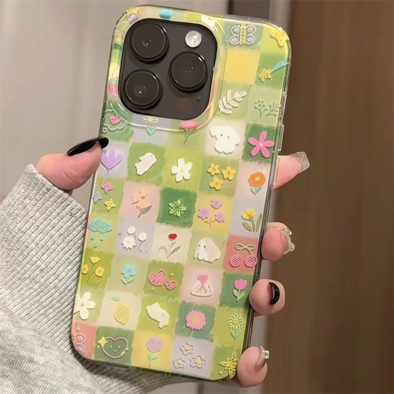 IND Handyhülle mit grünem Grasgittermuster, Blumenmuster und Hasenmotiv mit Kette für iPhone 11 12 13 14 15 16 17 18 Pro Max – Detail 3