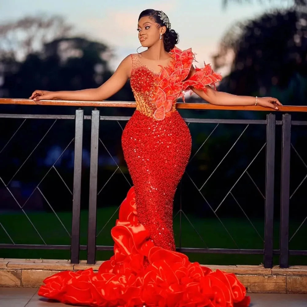 Robe de soirée sirène longue rouge avec appliques de perles, magnifique robe de soirée, plume d'autruche et paillettes