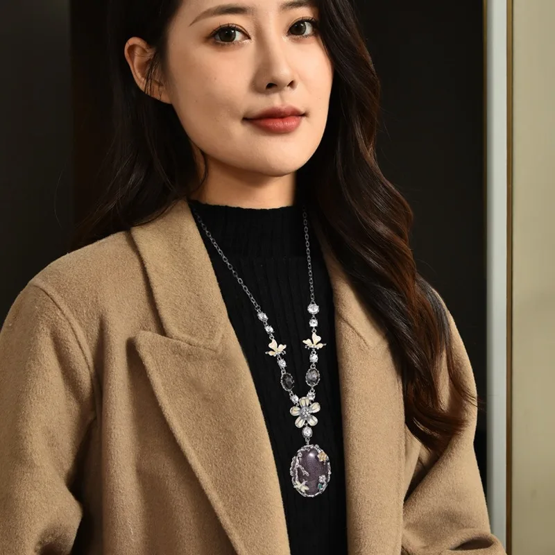 여성용 세련된 짧은 스웨터 체인과 긴 장식 목걸이입니다.