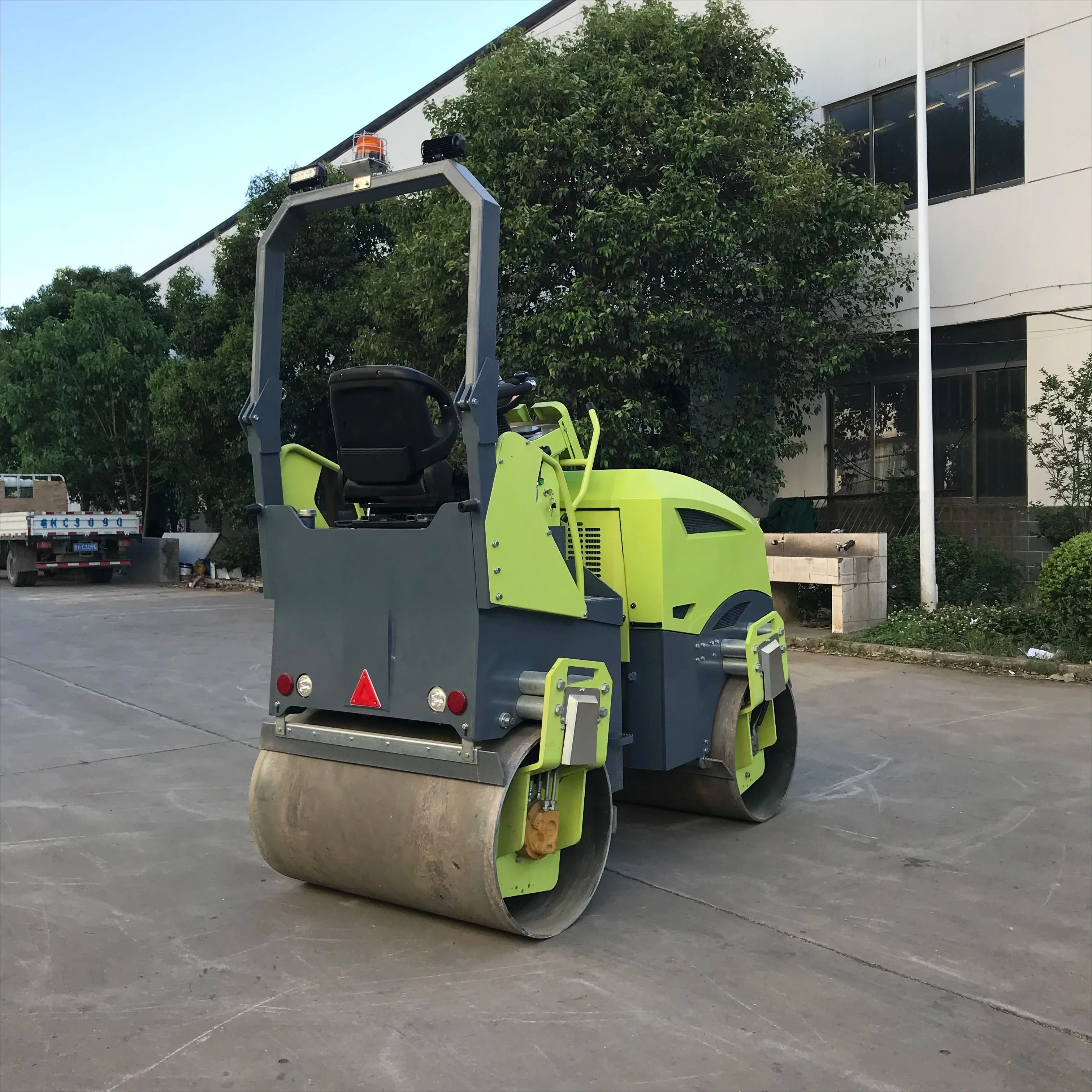 1 Ton Excellent Road Roller Soil Compactor CE EPA Road Paving Hand 0.5 Ton 330 kg Ride on Roller Compactor for Road Work