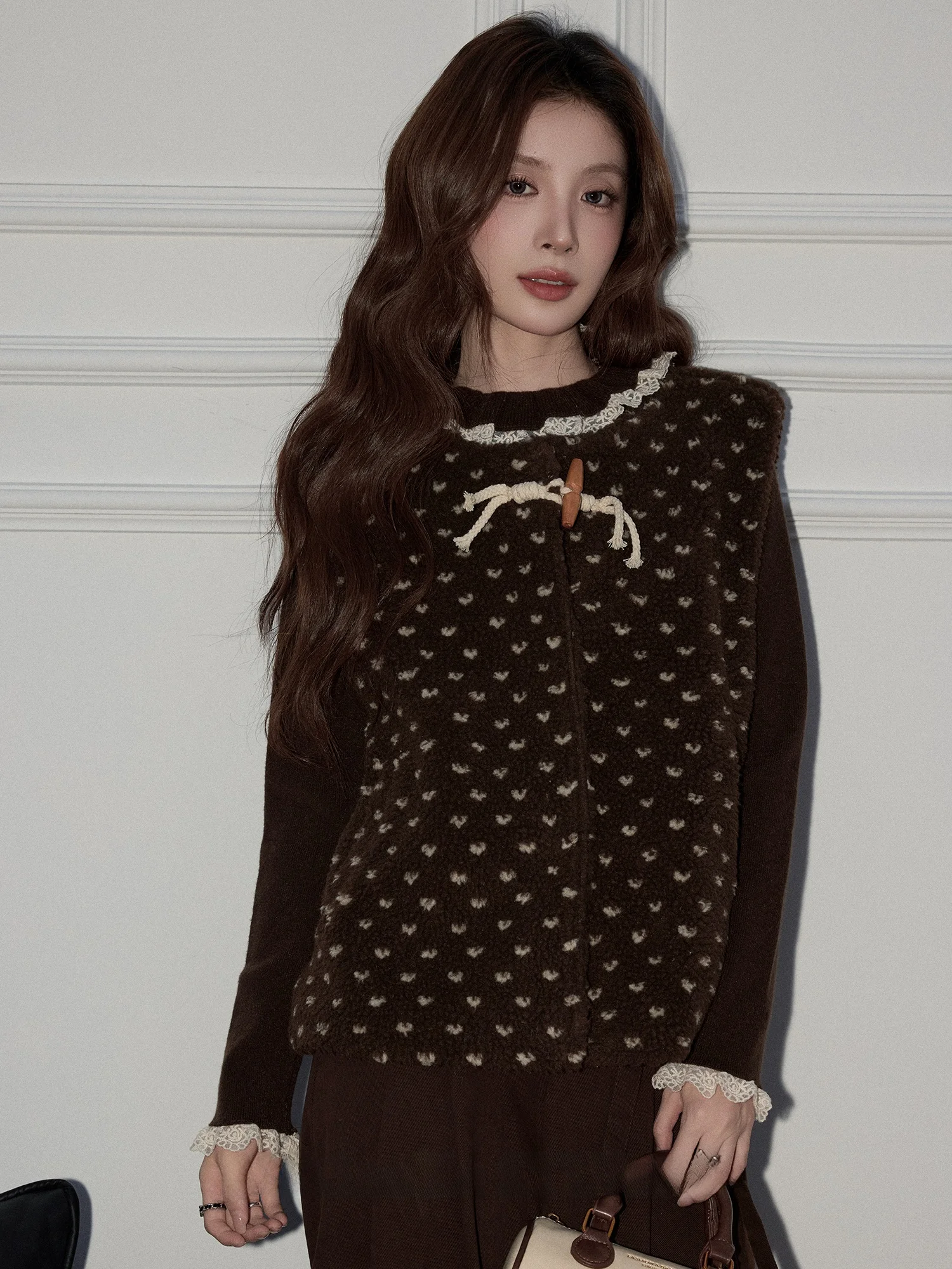 

Новый женский вязаный жилет в стиле ретро с кружевной отделкой, в горошек, для многослойных образов, осень-зима 2025, утепленный, с круглым вырезом и пуговицами