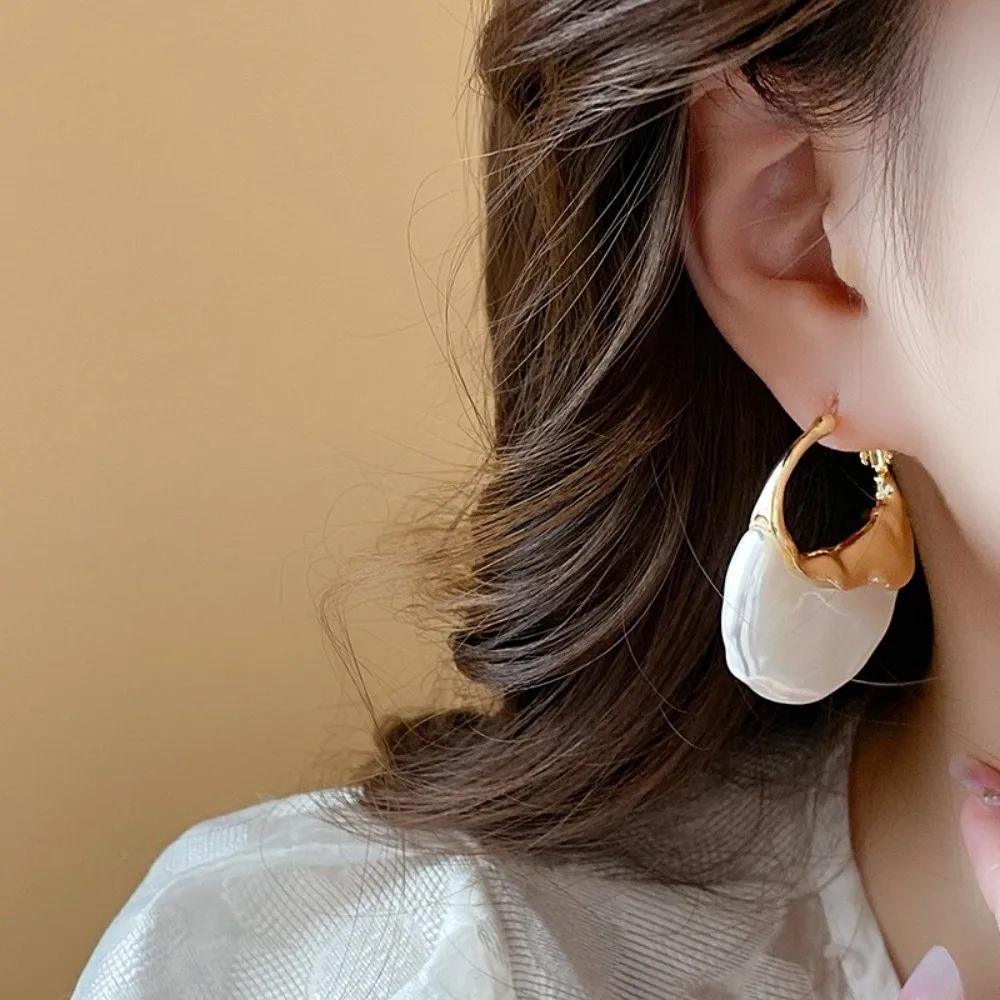 Retro Faux Pearl Earrings Elegant Irregular Shape Pearl Pendant Danglers Wrinkled Texture Light Luxury Geometric Earrings