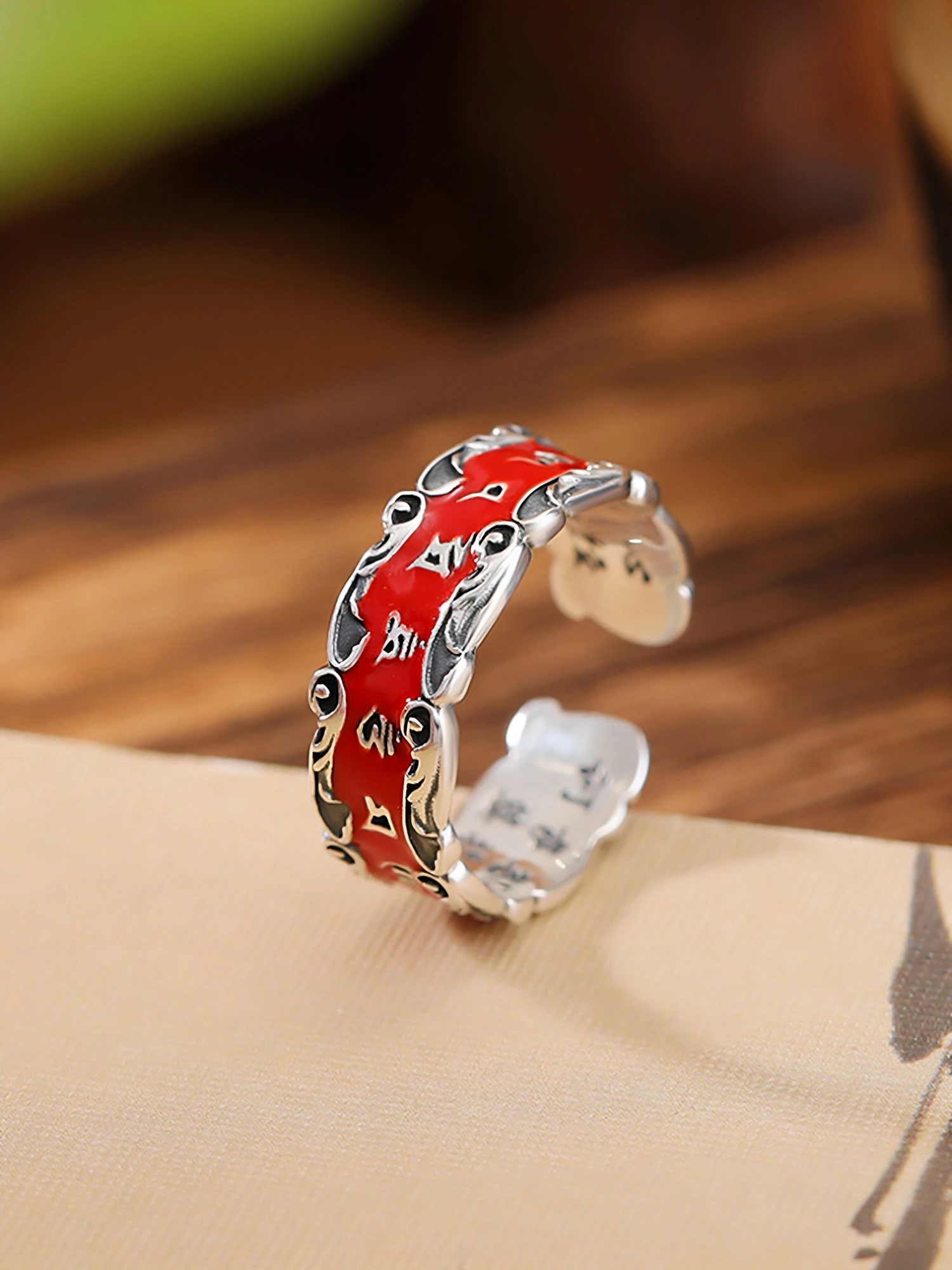 anillo-abierto-de-plata-de-lujo-con-grabado-del-sutra-del-corazon-de-seis-silabas-y-diseno-de-vermelion-joyeria-moderna-para