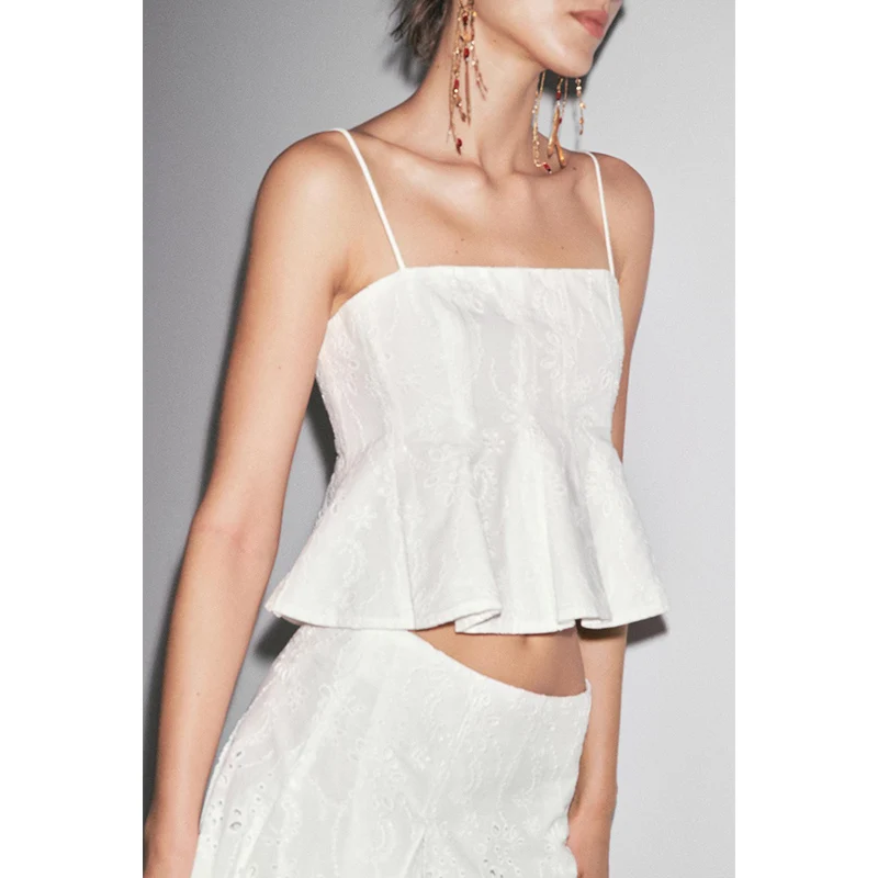 Conjunto de duas peças com top de aodão com bordado de ondas e barra larga, saia tipo capa de cintura média e calça crid...