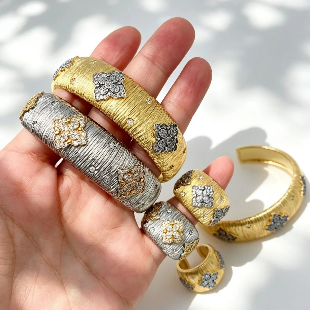 Luxury-feel Vintage Brushed Zircon-embellished Floral Bangle Set Design