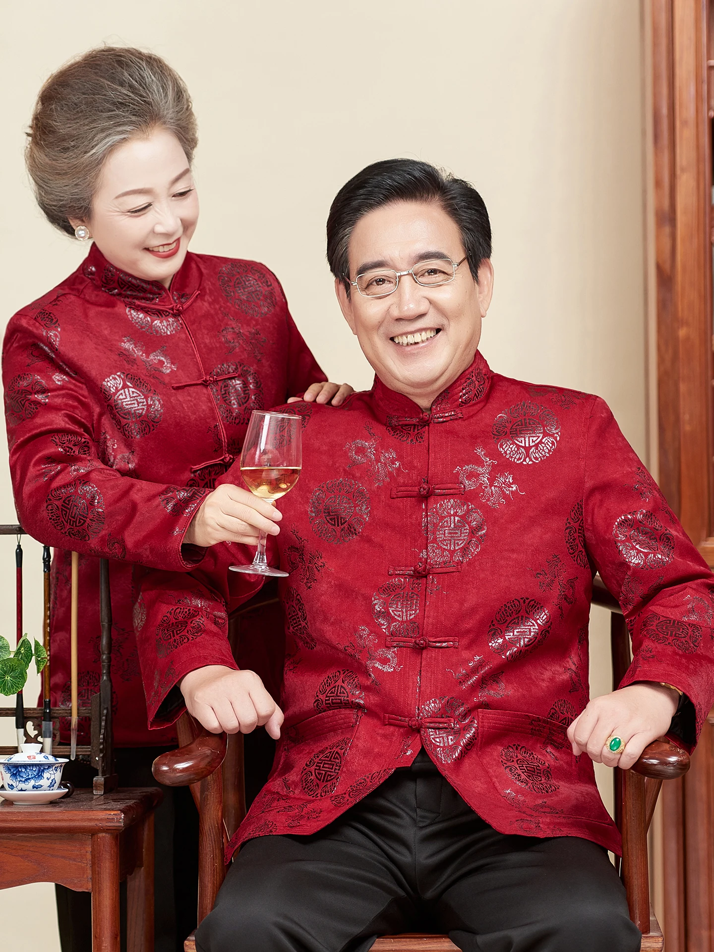 costume-traditionnel-chinois-pour-couple-vetement-d'hiver-epais-rouge-pour-la-celebration-du-nouvel-an-chinois-grand-pere-et-grand-mere-pour-hommes-et-femmes