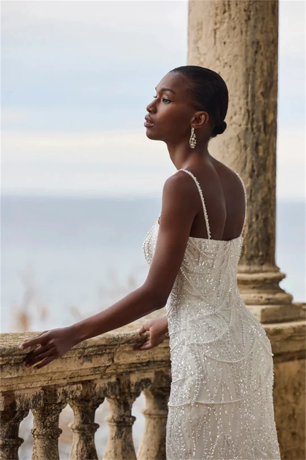 Tokyo Maßgeschneiderte weiße Brautkleider mit Spaghettiträgern, abnehmbaren Ärmeln, Reißverschluss hinten, Brautkleid, A-Linie, Hofschleppe, Brautkleid