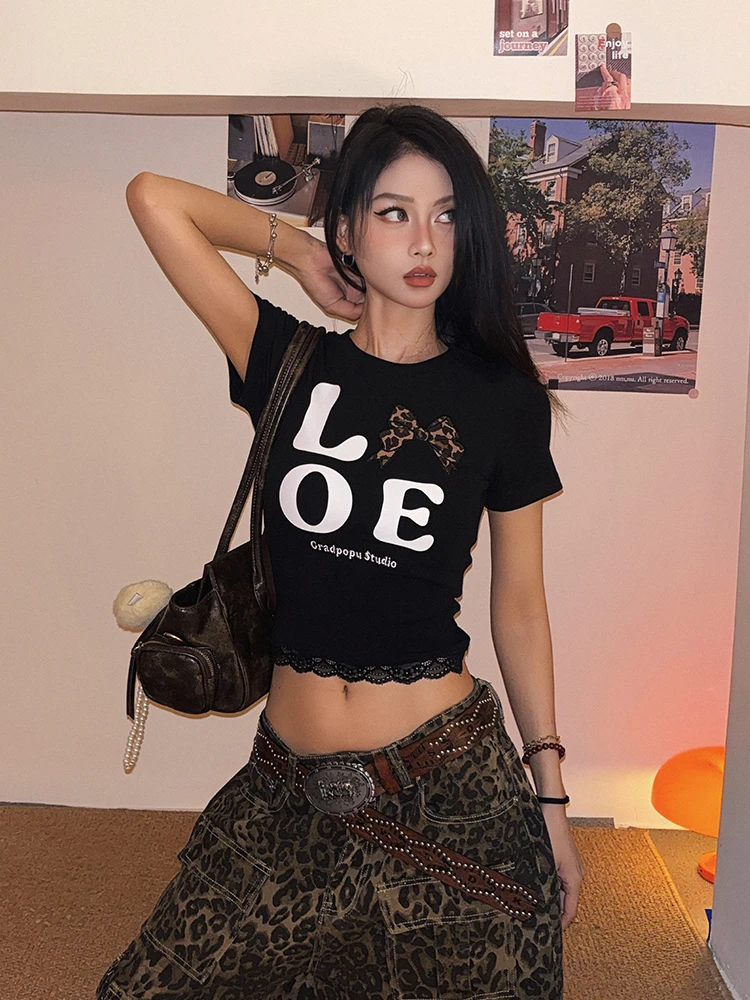 

Женская футболка DoubleD American Sle Spicy Girl с леопардовым принтом, узлом в форме сердца, кружевными вставками и коротким рукавом.