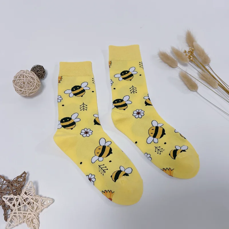 1 Pair Unisex Cartoon Bee Chasing Sunflower Fashion Trend Mid Calf Socks Suit In All Seasons For Daily