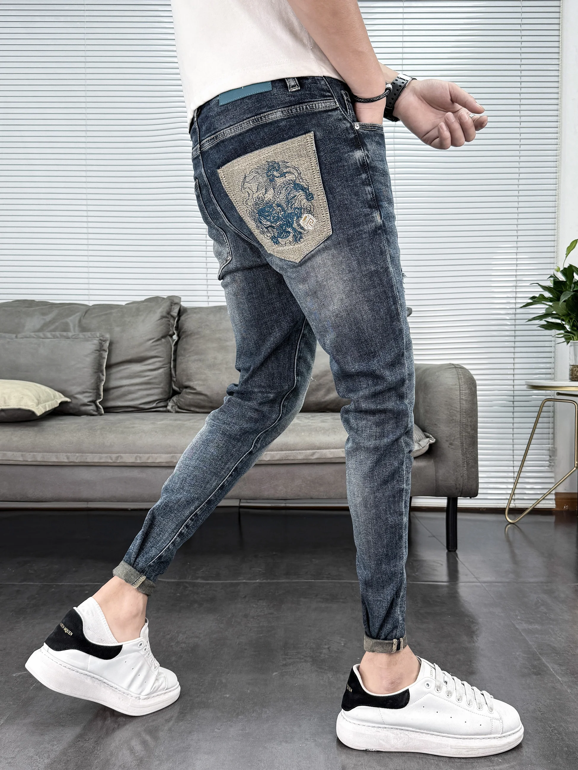 

Корейские джинсы Slim Fit с вышивкой для мужчин: модные повседневные длинные брюки с низкой посадкой, дышащие и комфортные