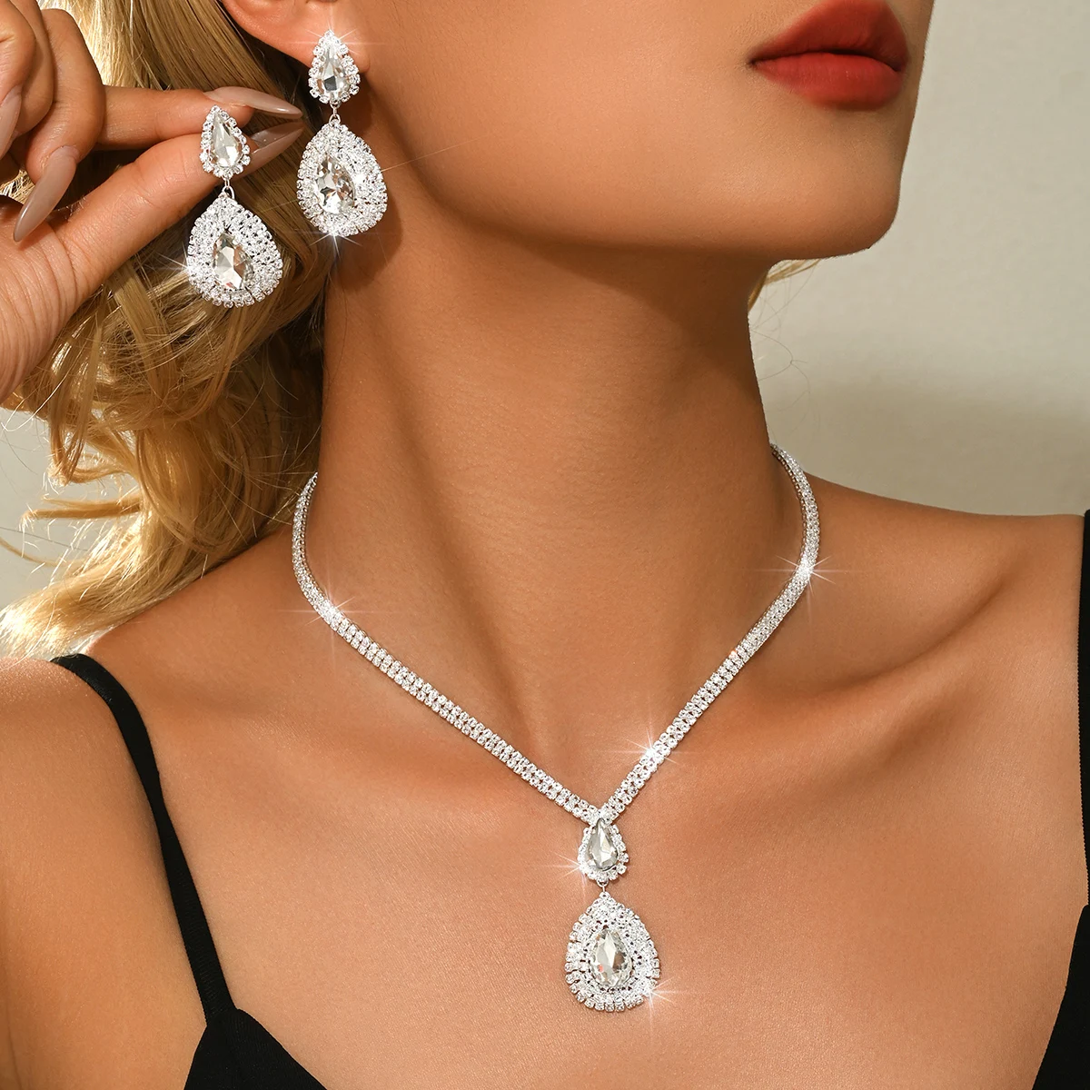 Göttin-Bankett Feng Shui Tropfen-Halskette und Ohrringe Zweiteiliges Set Hochzeitsfeier Sanfte Luxus-Accessoires