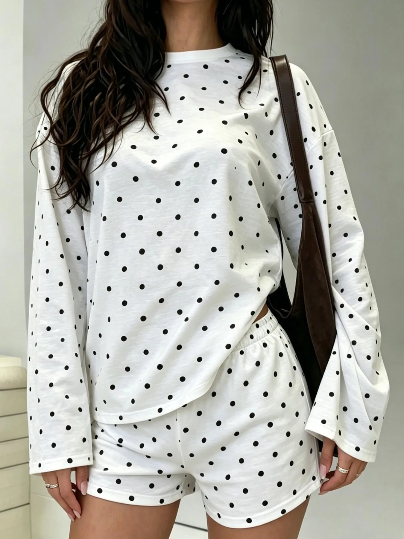 Ensemble polyvalent deux pièces pour femme : T-shirt ample à col rond et manches longues, short élastique – Idéal pour la maison et la ville