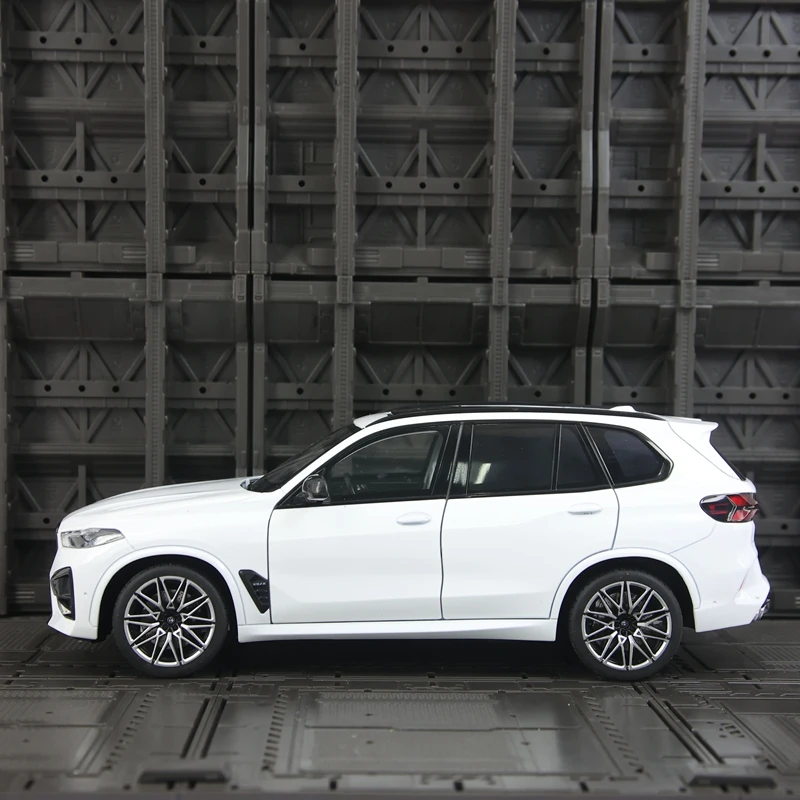 

Модель автомобиля BMW X5M из сплава металла, масштаб 1:18, двери и капот открываются, детализированная отделка, высокое качество изготовления.