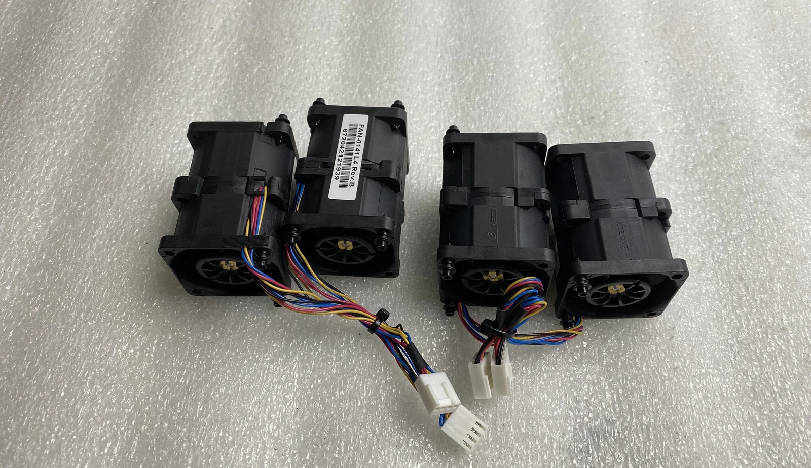 

Для многих из 4 охлаждающих вентиляторов Delta GFC0412DS DC/GFB0412SHS-C 12 В постоянного тока Dell PowerEdge R620