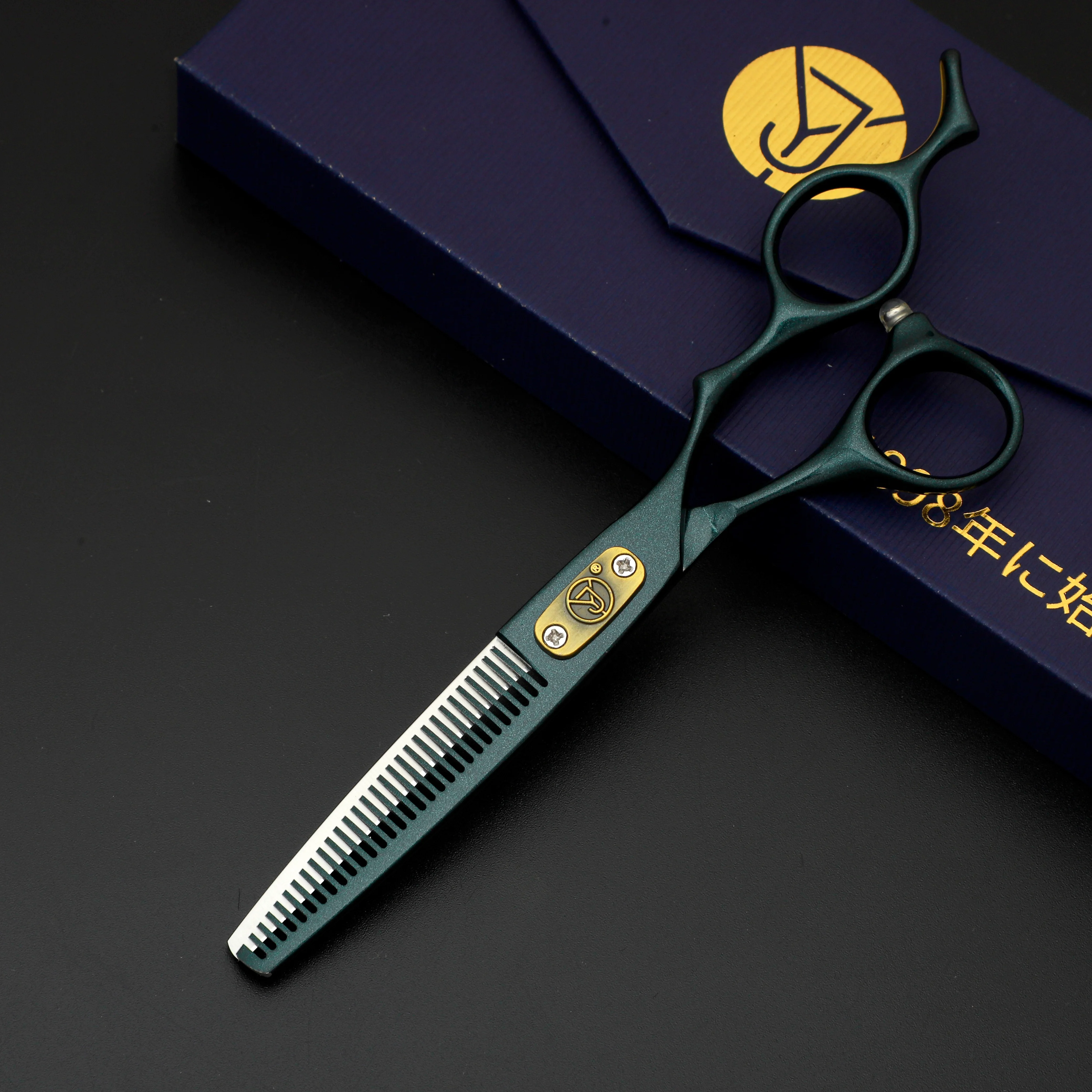 Hochwertige professionelle Haarschneidemaschine mit edlem zweifarbigem Schwarz-Gold-Griff und Klingendesign – Detail 5