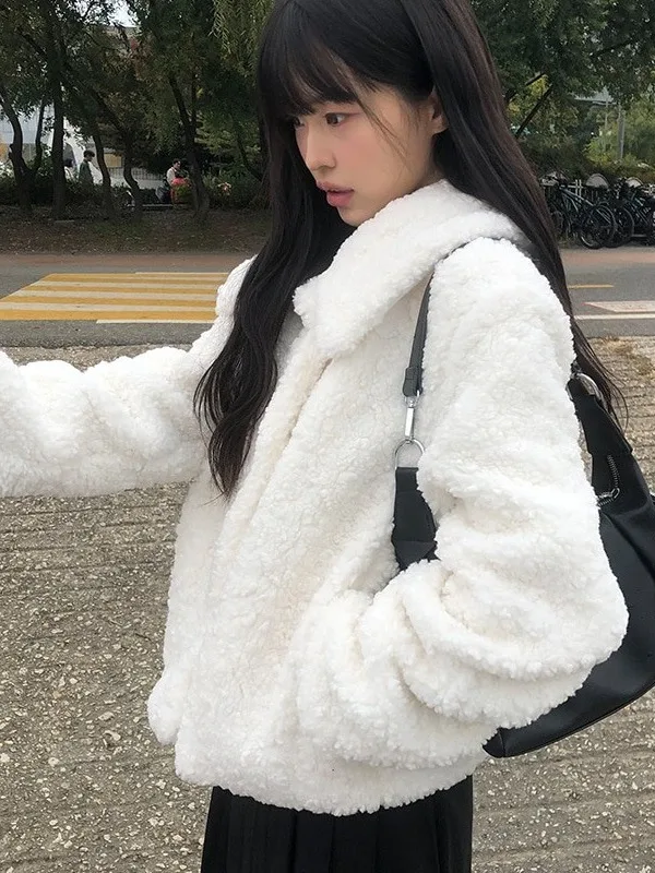 ふわふわルーズコットンジャケット女性のシックな冬の新しいファッショナブルな暖かい襟トレンディな長袖ソリッドカラー通勤スタイル