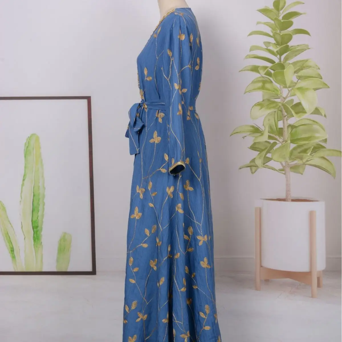 ชุดเดรสยาวปักลายสไตล์ตะวันออกกลางแบบใหม่ แฟชั่นสำหรับเดินทางต่างประเทศ เสื้อคลุมยาวสำหรับผู้หญิง โอมาน รุ่น MT30