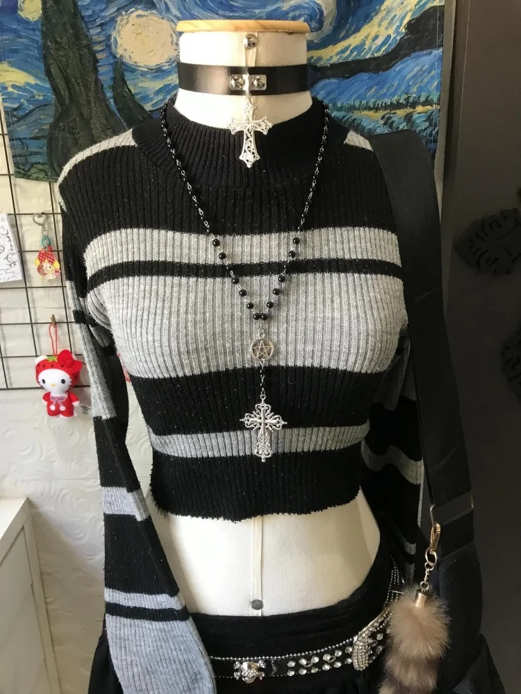 Stilvolles hellgraues und schwarzes Y2K Retro Slim Fit Strick-Crop-Top mit langen Ärmeln für Damen