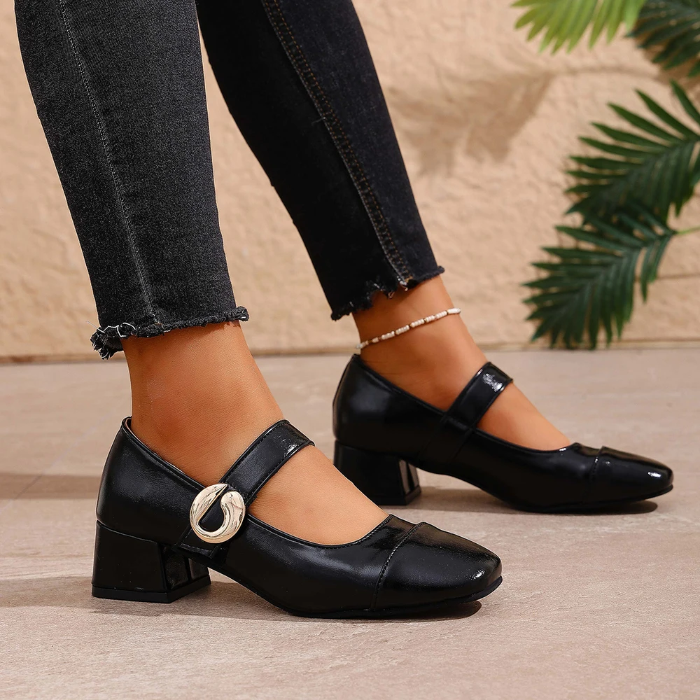 

Туфли Мэри Джейн на толстом каблуке. Элегантные классические туфли в стиле ретро с квадратным носком. Удобная мягкая женская обувь на низком каблуке с мелким вырезом.