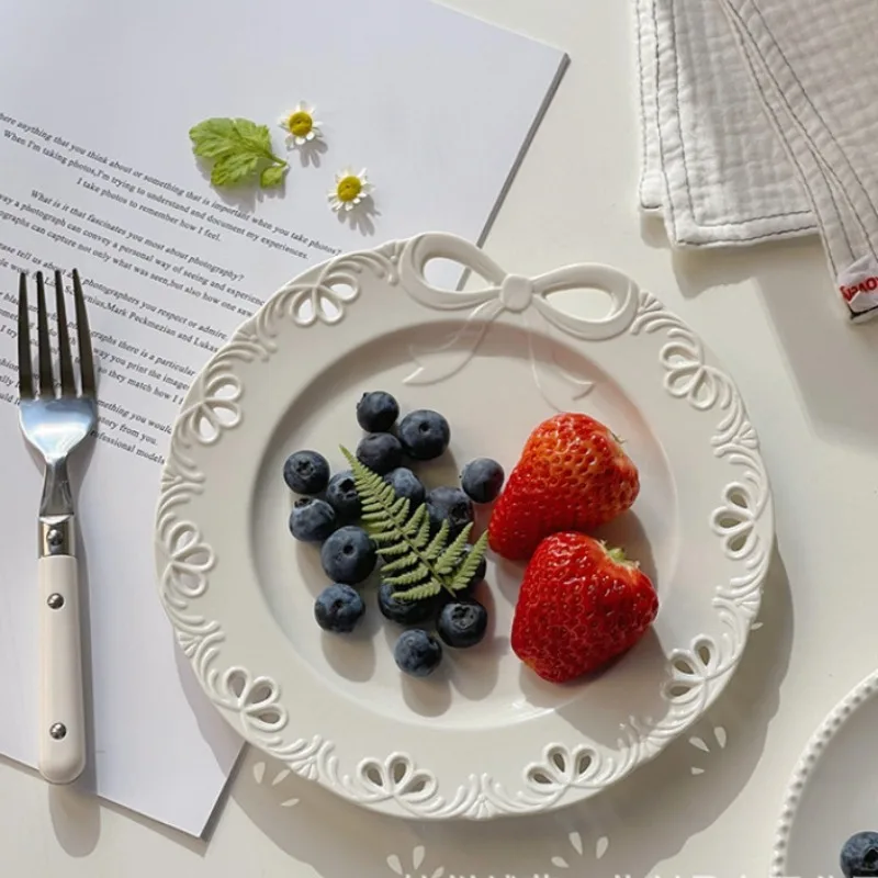 Plato de comida occidental con relieve ahuecado francés Ins, plato de decoración del hogar para pasteles y postres con lazo de alto valor estético