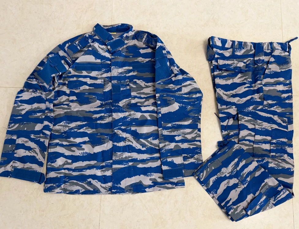uniforme-de-camouflage-a-rayures-bleues-et-tigrees-style-armee-de-l'air-grec-comprenant-veste-et-pantalon