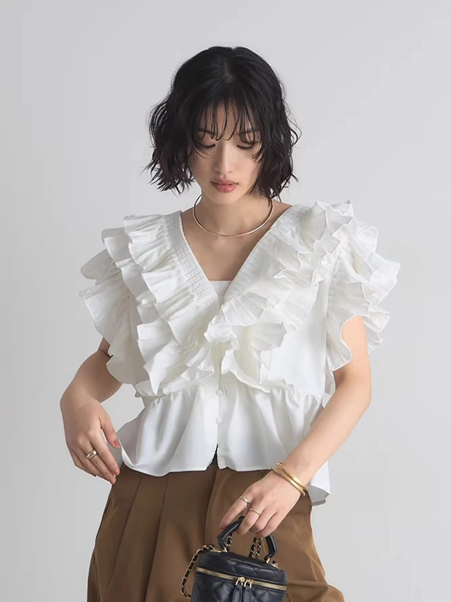 

Liangliang Home Spring New Style Heavy Work V-neck Pleated Lace Trim Pure Color Short Sleeve Shirt Women's Commute Korean Loo...