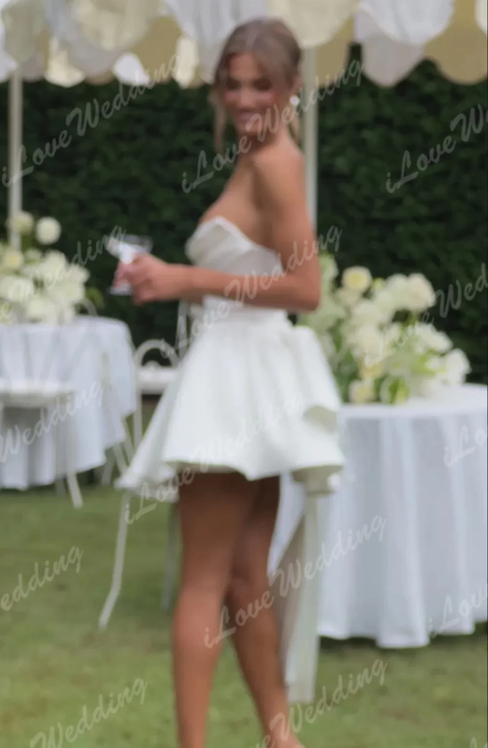 Weiße trägerlose Mini-Abschlussballkleider 2025, ärmelloses Abendkleid mit gerafftem Ausschnitt, luxuriöses, maßgeschneidertes Partykleid aus Satin mit Schnürung und Schleife