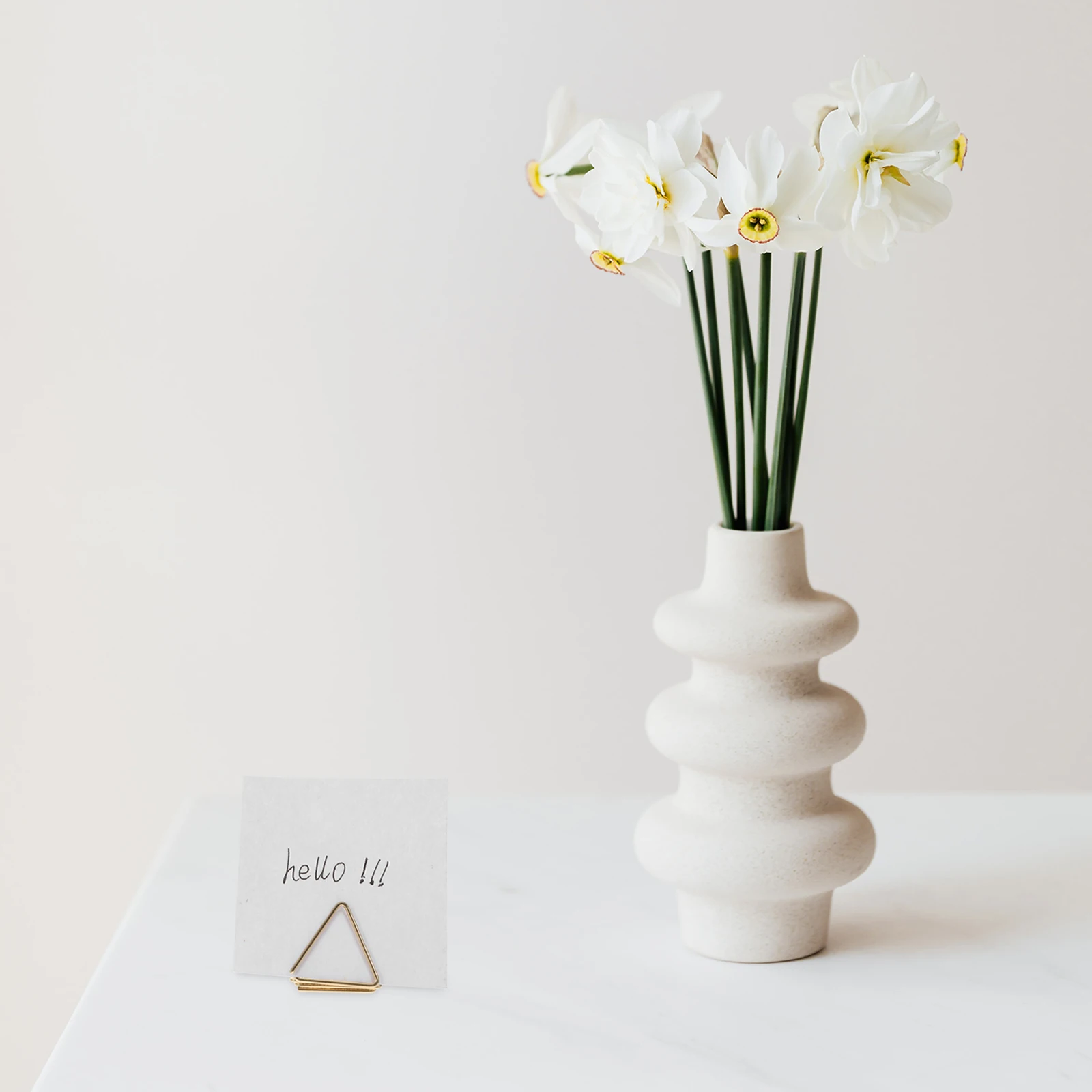 30 قطعة من مشابك الورق المعدنية على شكل مثلث متعددة الأغراض لأرقام الطاولة والصور والمذكرة ومشابك الورق على شكل #4