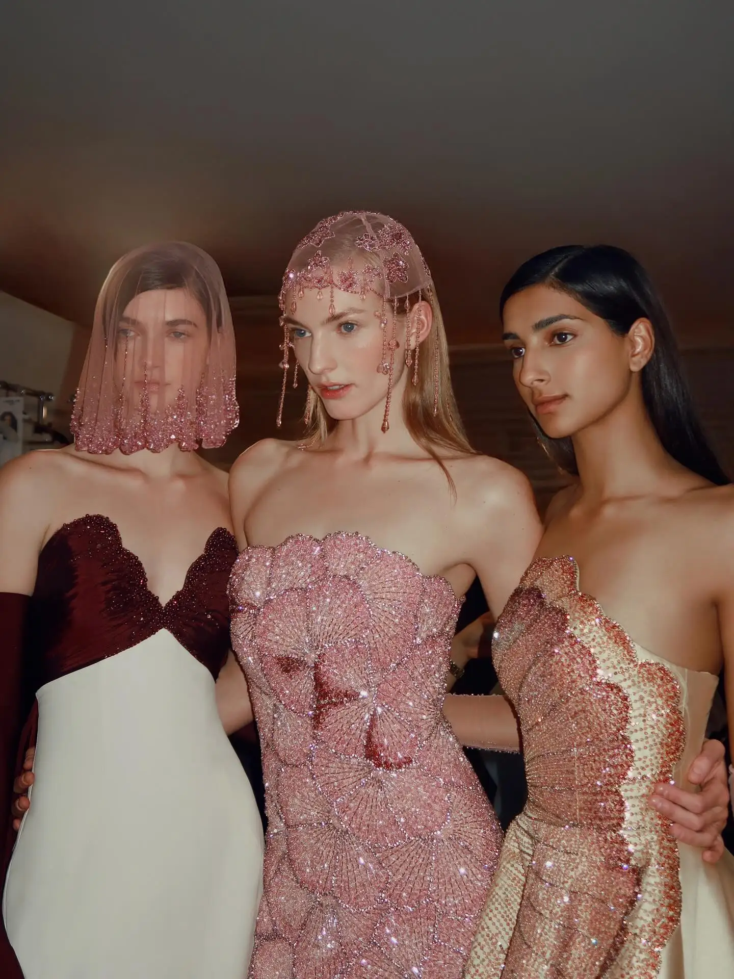 Sharon Said Dubai Luxuriöses Goldfarbenes Trägerloses A-Linien-Abendkleid mit Perlenbesetzten Handschuhen, Damen-Abendkleid SS377 Maßanfertigung – Detail 11
