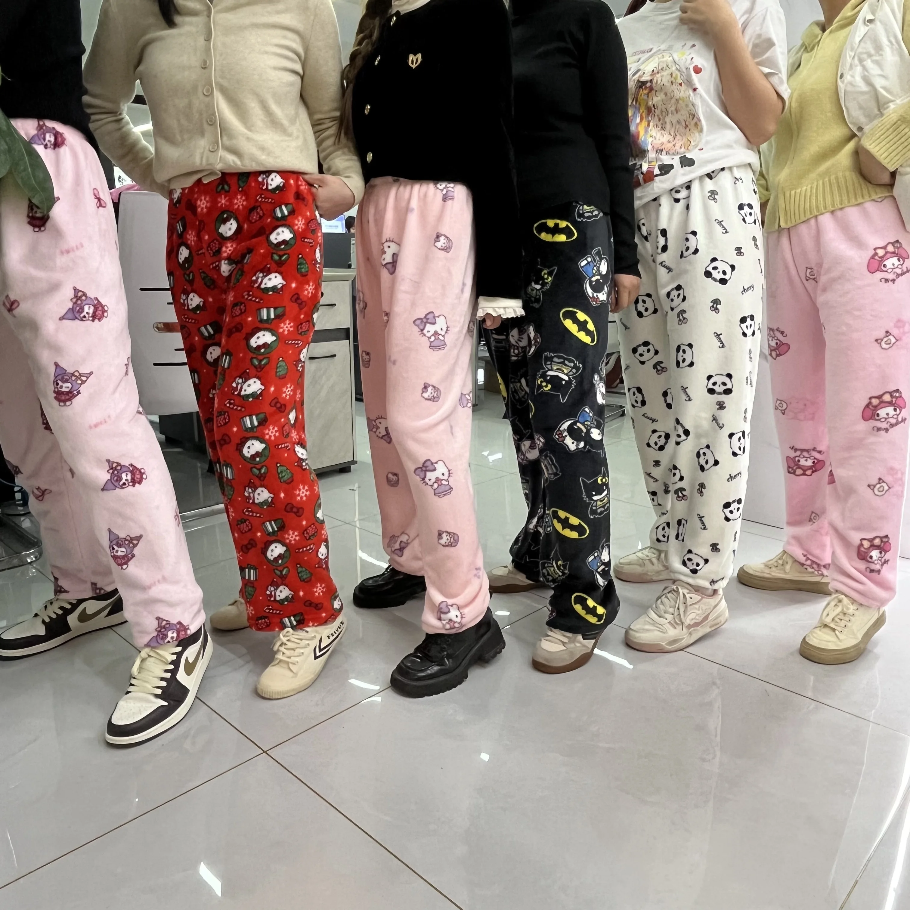 Sanrio Hello Kitty Anime Peripheral Batman Panda Weihnachtsserie Weiche Pyjama Melody Hose Warme lässige Flanellhose Kleidung ﻿