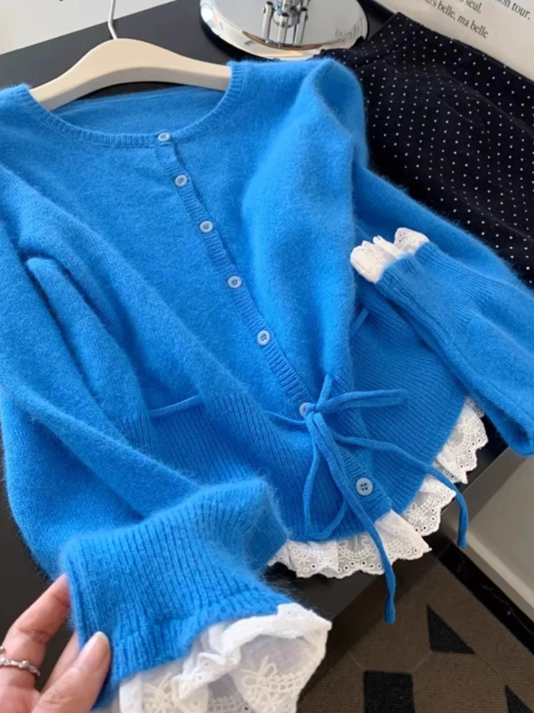 クラインブルーレーススプライシングフェイクツーピースニットカーディガン女性の秋の摩耗韓国スタイル巾着ウエストソフト居心地の良いセータートップ