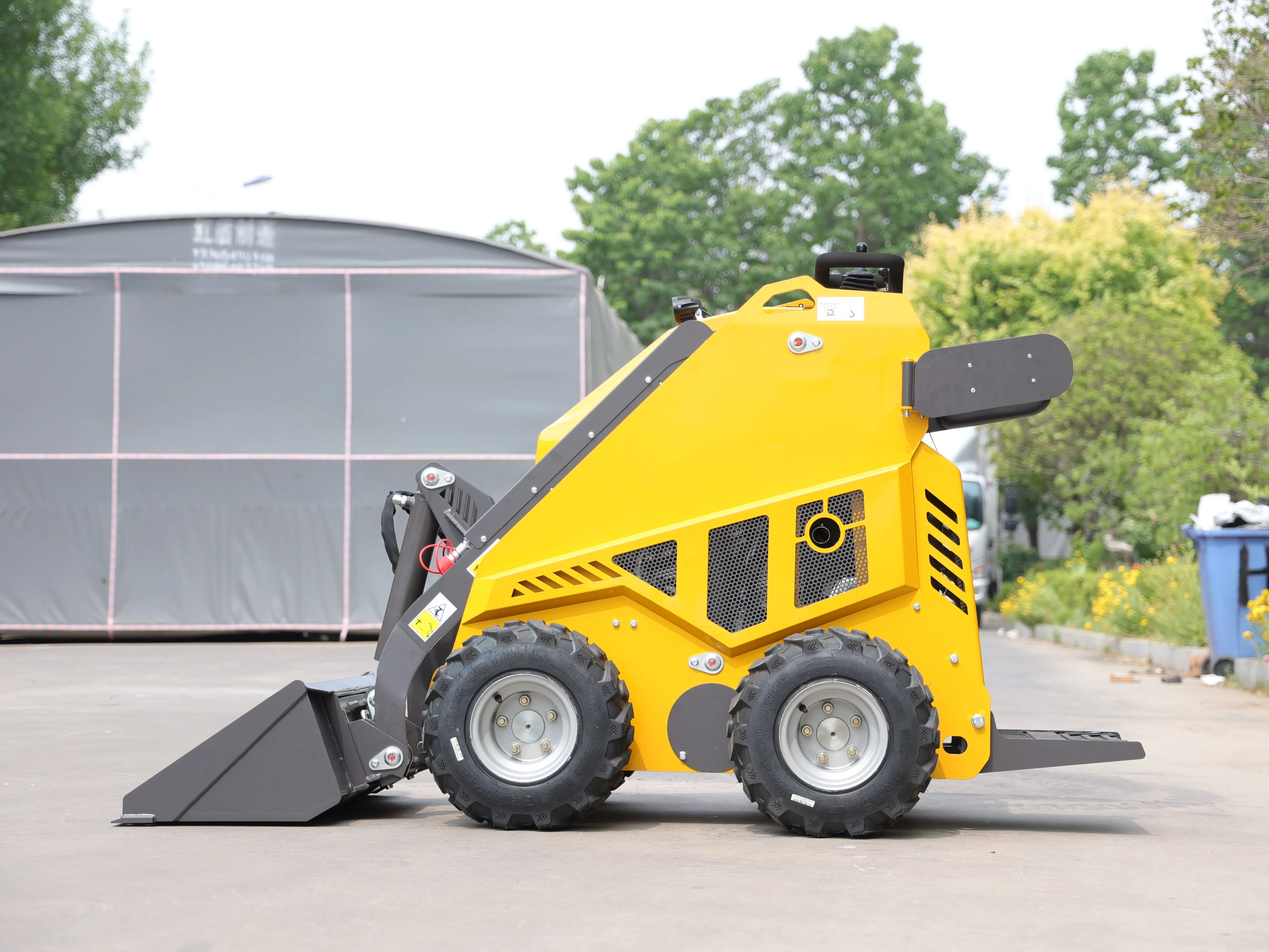 Euro 5 EPA Kubota Skid Steer Mini Track Skid Steer Loader 400KG With Forest Mulcher Lawn Mower