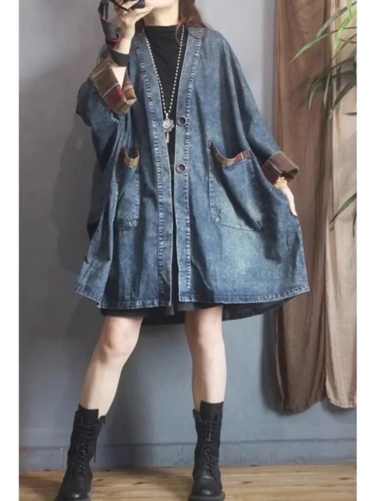 معطف SuperAen كبير الحجم متوسط الطول من قماش الدنيم للنساء فضفاض غير رسمي بجيوب مرقعة معطف واق من المطر بأكمام تشبه جناح الخفاش