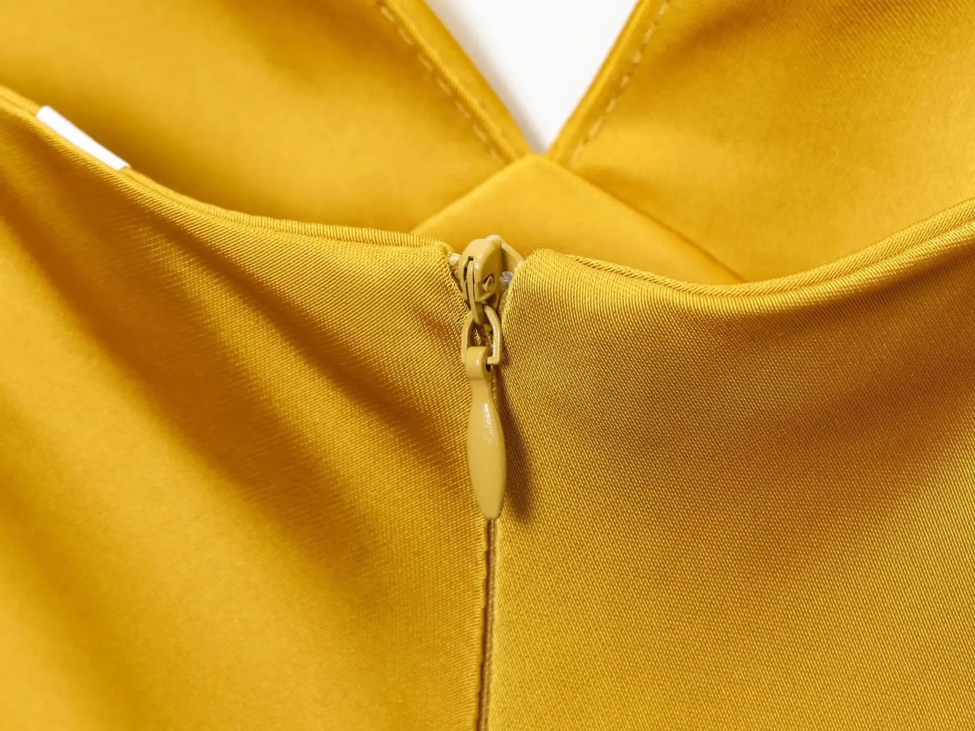 KONDALA シックなイエローサテンワンピース Vネック コルセット ロングドレス レディース セクシー キャミ パーティードレス ファッション 2025 イブニングクラブドレス